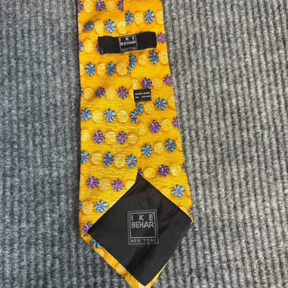 IKE BEHAR New York 100% Silk Tie Gold Floral Handmade Spain Mens Necktie